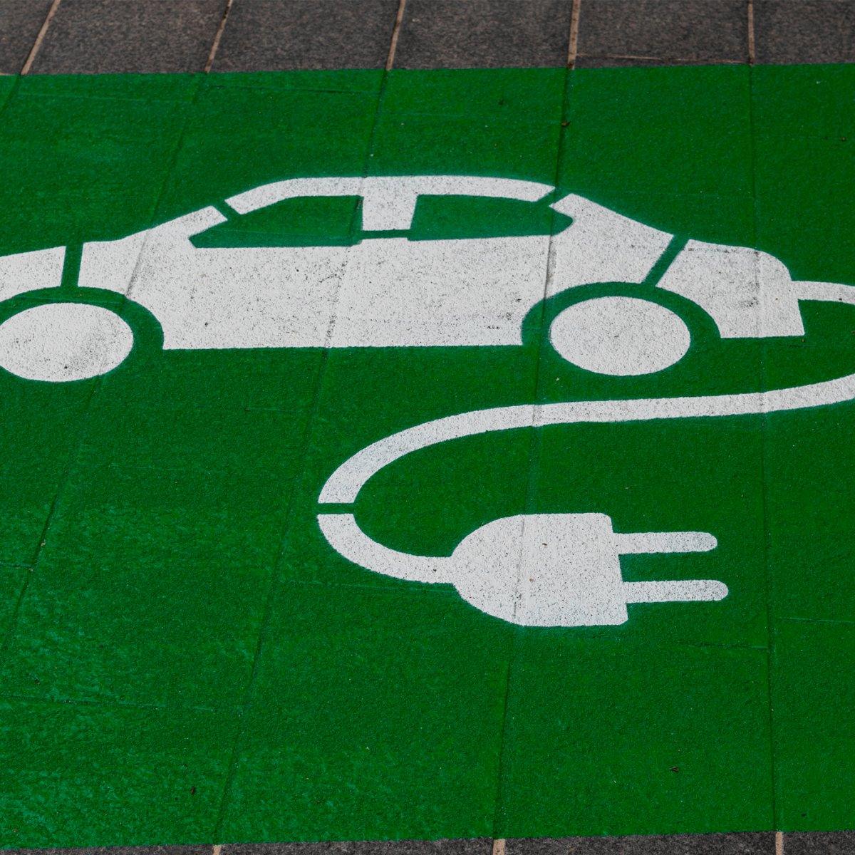 Was macht eine Bordnetzbatterie im E-Auto?