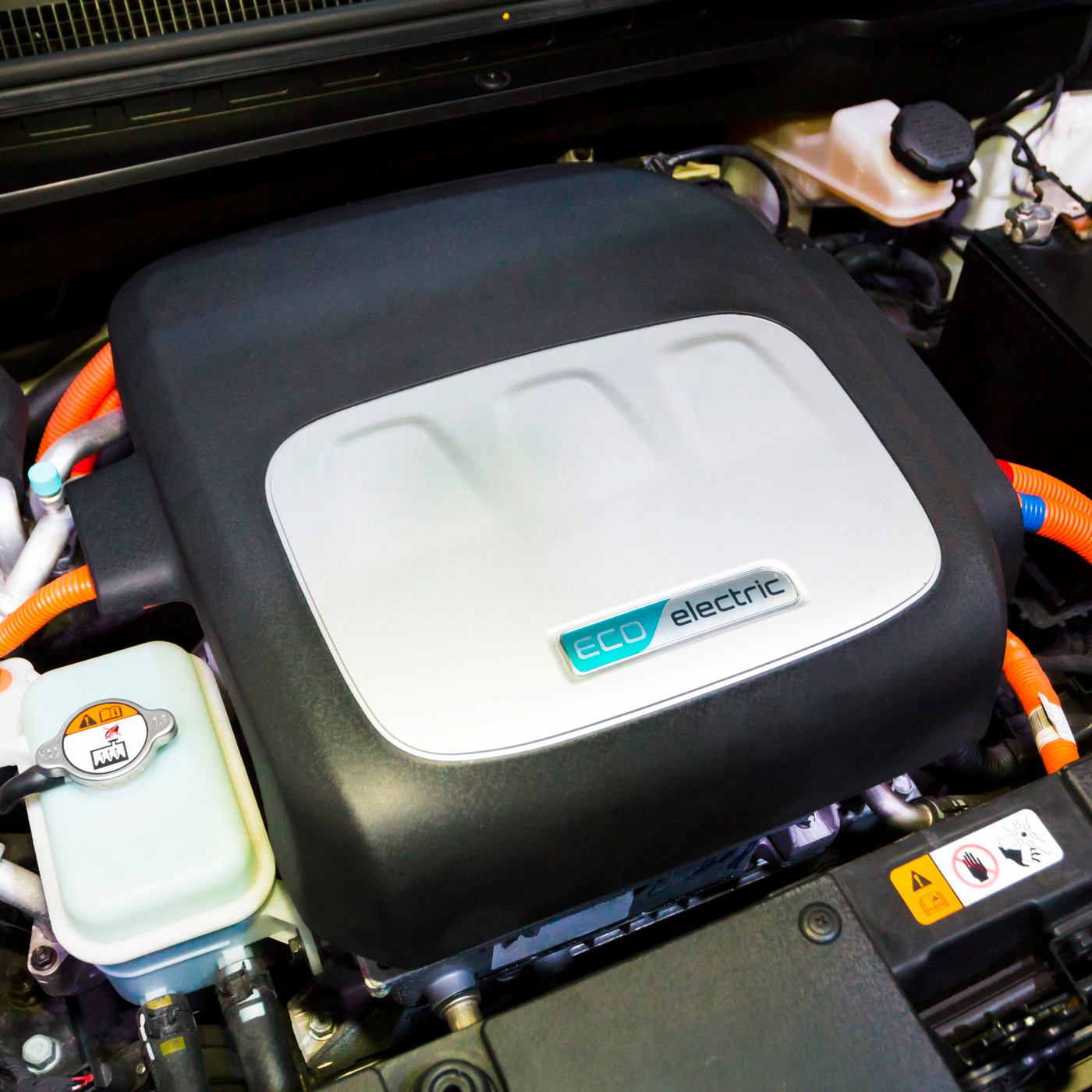 Warum E-Autos eine 12-Volt-Bordnetzatterie brauchen